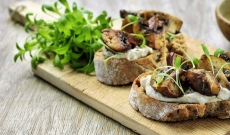 Toast met champignon met cashew crème en zwarte knoflook